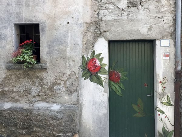 Facciate dipinte con opere d'arte nel Borgo di Claino