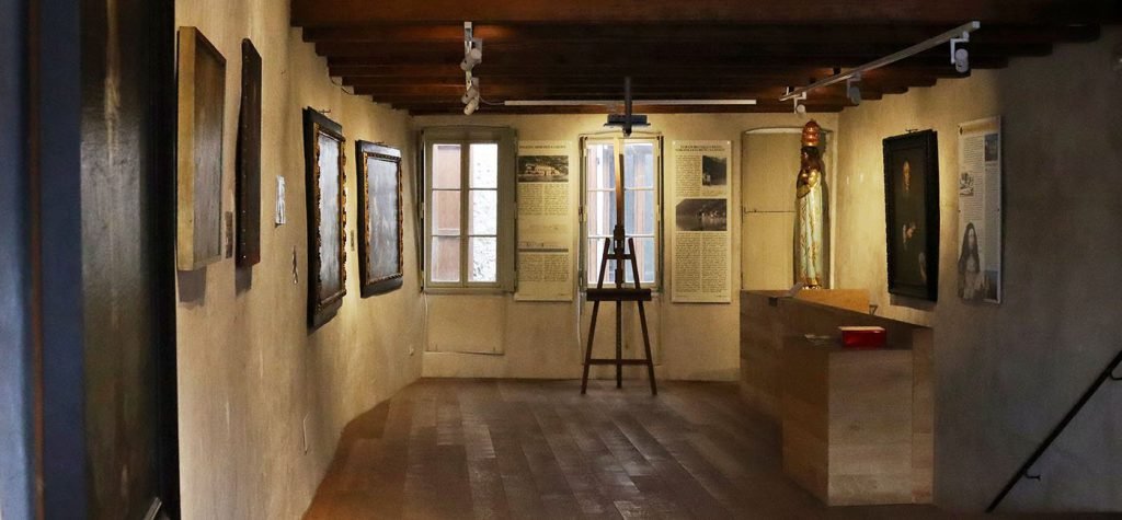 Facciata del Museo Casa Pagani a Castello Valsolda con statue di imperatori romani