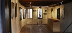 Facciata del Museo Casa Pagani a Castello Valsolda con statue di imperatori romani