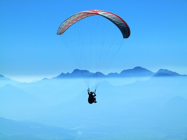 Volo in parapendio biposto sopra la Valle del Ceresio con vista panoramica sul Lago di Lugano - Camfly ASD Carlazzo