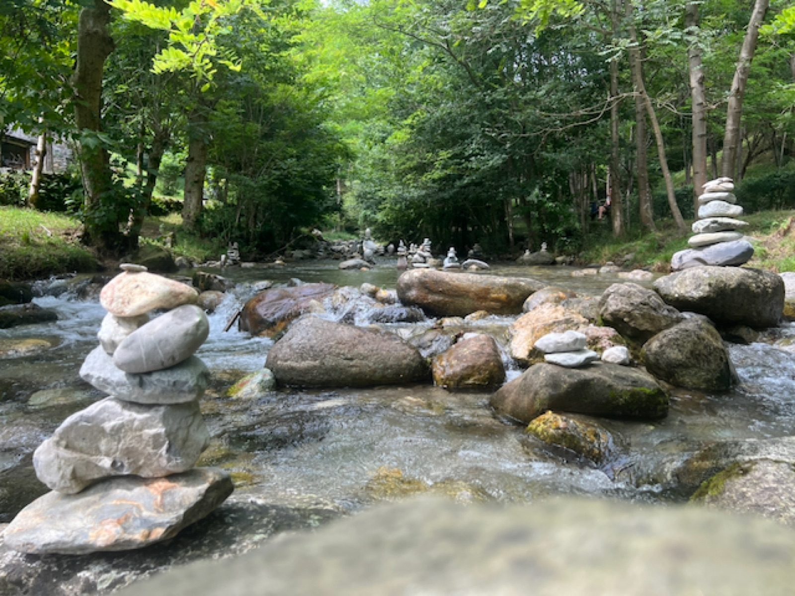 Sassi in equilibrio nel torrente