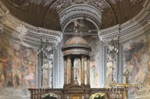 Veduta dinsieme del presbiterio della Chiesa di San Vincenzo Martire a Claino con Osteno con il ciclo di affreschi del 1587 attribuiti a Pellegrino Tibaldi e il tabernacolo barocco