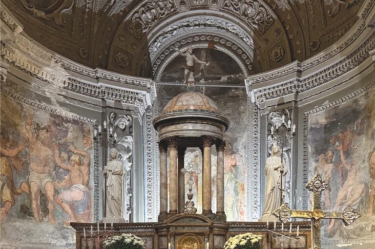 Veduta dinsieme del presbiterio della Chiesa di San Vincenzo Martire a Claino con Osteno con il ciclo di affreschi del 1587 attribuiti a Pellegrino Tibaldi e il tabernacolo barocco