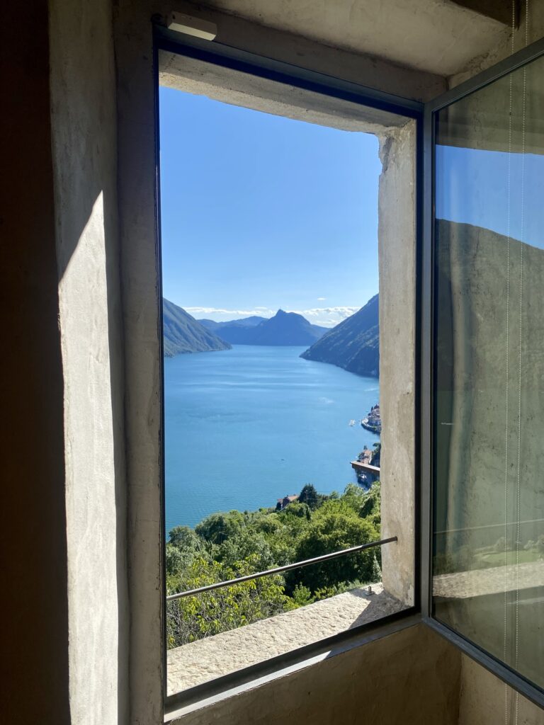 Il Lago Ceresio visto da una finestra aperta nel borgo di Castello Valsolda