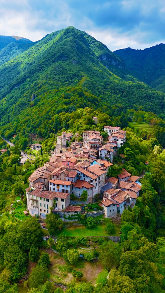 Vista aerea del borgo di Castello in Valsolda sullo sperone roccioso del Ceresio