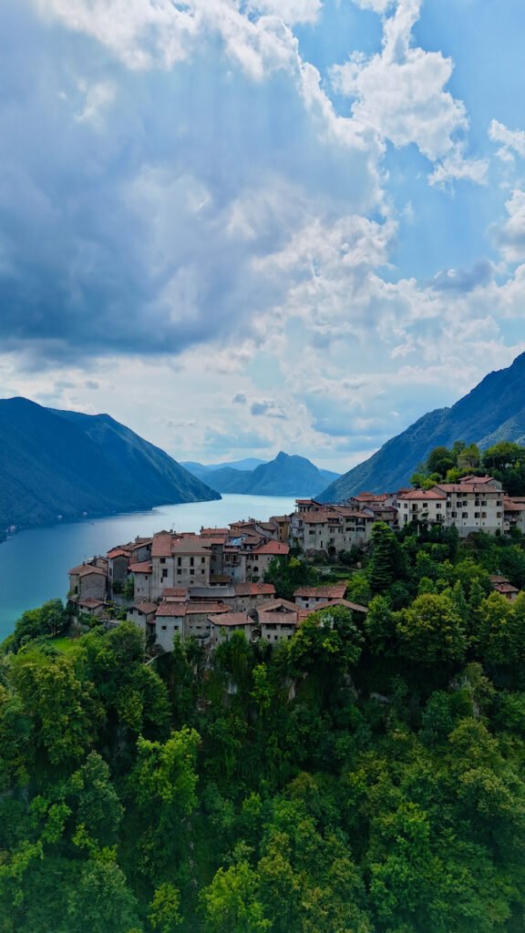 Castello in Valsolda dallalto: vicoli e tetti del nucleo storico medievale