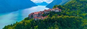 Borgo di Castello in Valsolda arroccato sullo sperone roccioso del Ceresio