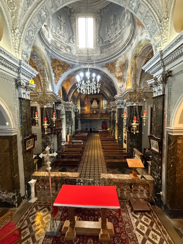 Vista della navata della Chiesa di San Vincenzo Martire a Claino con Osteno, Valle Intelvi, con l'altare maggiore sullo sfondo