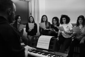 Le coriste del Gently Choir di Appiano Gentile durante una prova del repertorio