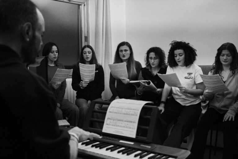 Le coriste del Gently Choir di Appiano Gentile durante una prova del repertorio
