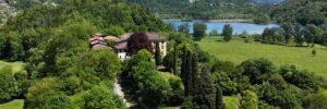 Castel San Pietro, vista aerea del borgo medievale fortificato nella Riserva Naturale Lago di Piano (Carlazzo, Como)