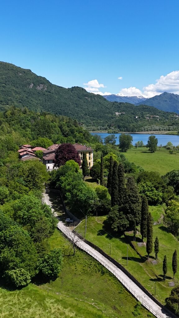 Castel San Pietro visto dall'alto, foto 1: il borgo medievale fortificato e la Riserva Lago di Piano sullo sfondo