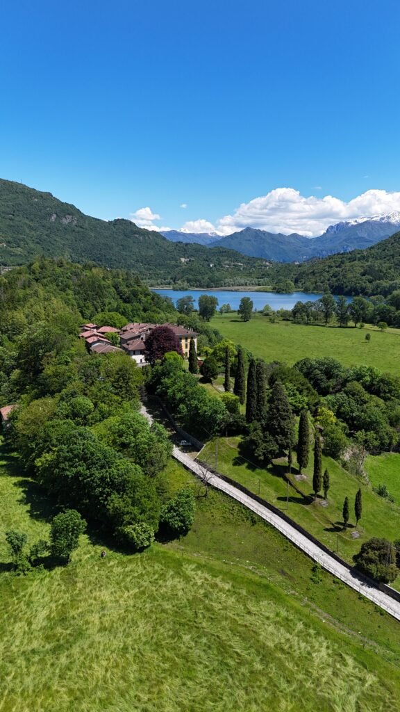 Castel San Pietro visto dall'alto, foto 2: il borgo medievale fortificato e la Riserva Lago di Piano sullo sfondo