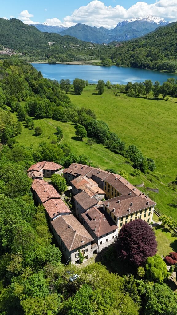 Castel San Pietro visto dall'alto, foto 3: il borgo medievale fortificato e la Riserva Lago di Piano sullo sfondo