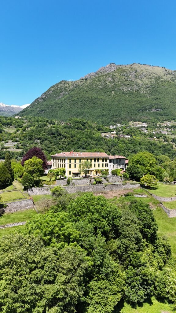 Castel San Pietro visto dall'alto, foto 4: il borgo medievale fortificato e la Riserva Lago di Piano sullo sfondo