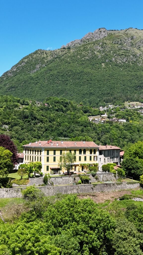 Castel San Pietro visto dall'alto, foto 5: il borgo medievale fortificato e la Riserva Lago di Piano sullo sfondo