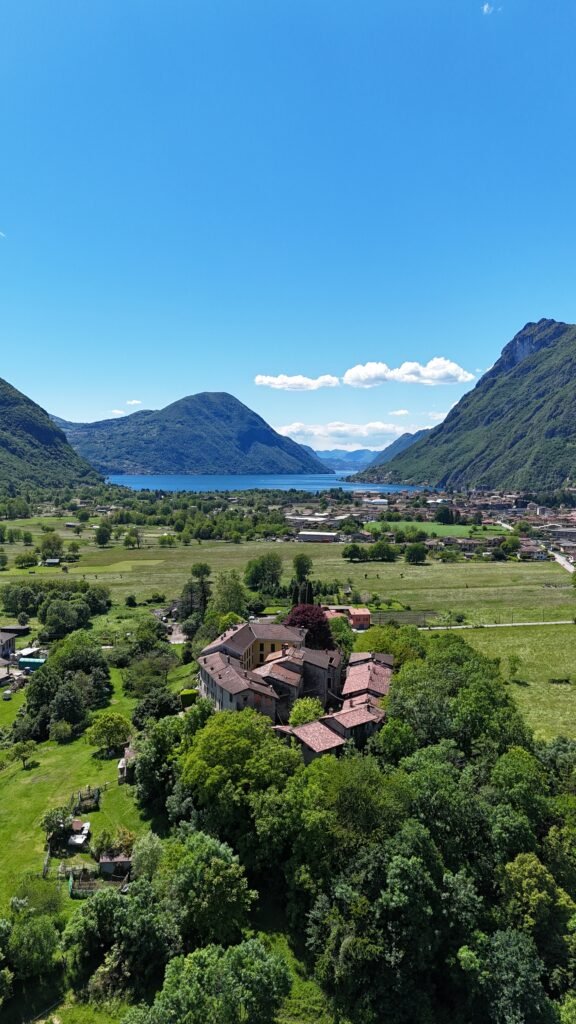 Castel San Pietro visto dall'alto, foto 6: il borgo medievale fortificato e la Riserva Lago di Piano sullo sfondo