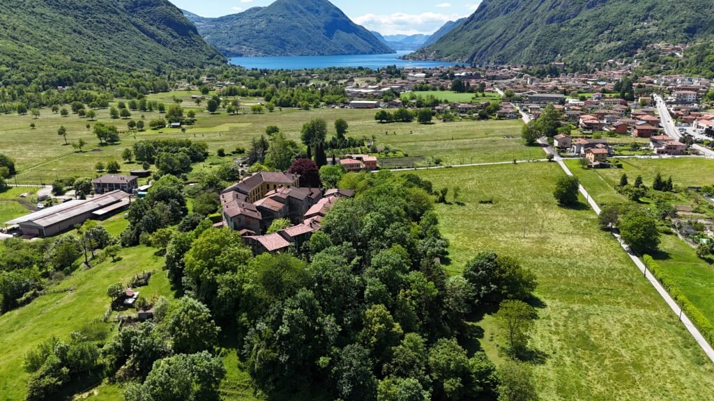 Castel San Pietro visto dall'alto, foto 7: il borgo medievale fortificato e la Riserva Lago di Piano sullo sfondo