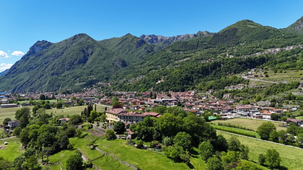 Castel San Pietro visto dall'alto, foto 8: il borgo medievale fortificato e la Riserva Lago di Piano sullo sfondo