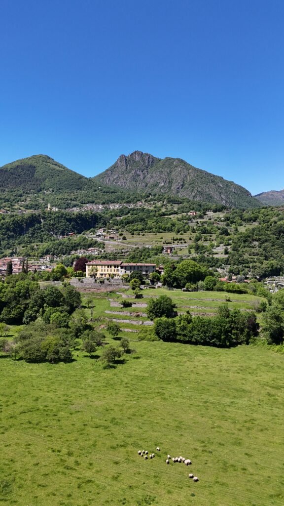 Castel San Pietro visto dall'alto, foto 9: il borgo medievale fortificato e la Riserva Lago di Piano sullo sfondo