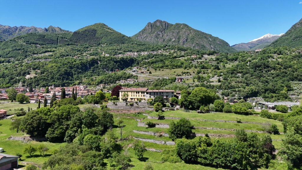 Castel San Pietro visto dall'alto, foto 10: il borgo medievale fortificato e la Riserva Lago di Piano sullo sfondo