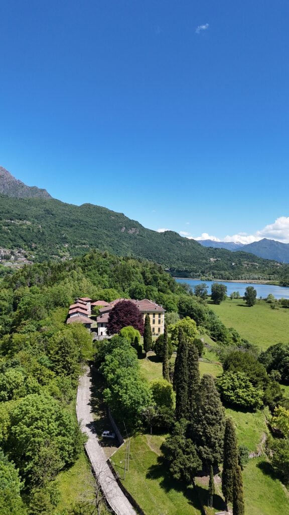 Castel San Pietro visto dall'alto, foto 11: il borgo medievale fortificato e la Riserva Lago di Piano sullo sfondo