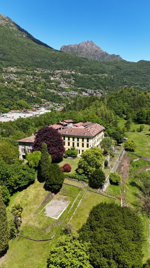 Castel San Pietro visto dall'alto, foto 12: il borgo medievale fortificato e la Riserva Lago di Piano sullo sfondo