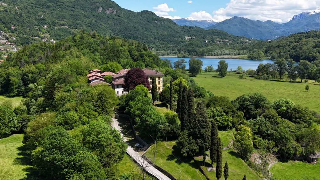 Dettaglio aereo di Castel San Pietro a Carlazzo, foto 1: case in pietra e mura del borgo medievale fortificato