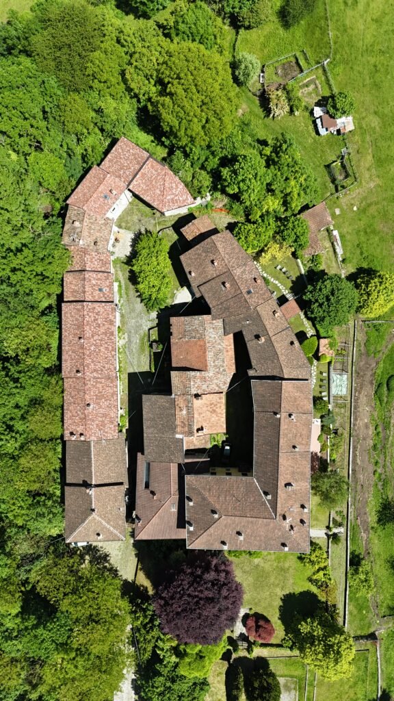 Dettaglio aereo di Castel San Pietro a Carlazzo, foto 2: case in pietra e mura del borgo medievale fortificato