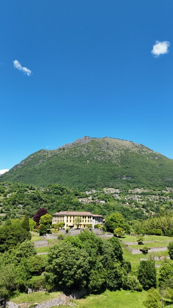 Dettaglio aereo di Castel San Pietro a Carlazzo, foto 3: case in pietra e mura del borgo medievale fortificato