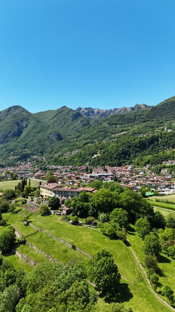 Dettaglio aereo di Castel San Pietro a Carlazzo, foto 4: case in pietra e mura del borgo medievale fortificato