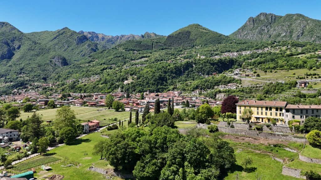 Dettaglio aereo di Castel San Pietro a Carlazzo, foto 5: case in pietra e mura del borgo medievale fortificato