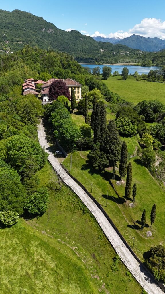 Dettaglio aereo di Castel San Pietro a Carlazzo, foto 6: case in pietra e mura del borgo medievale fortificato