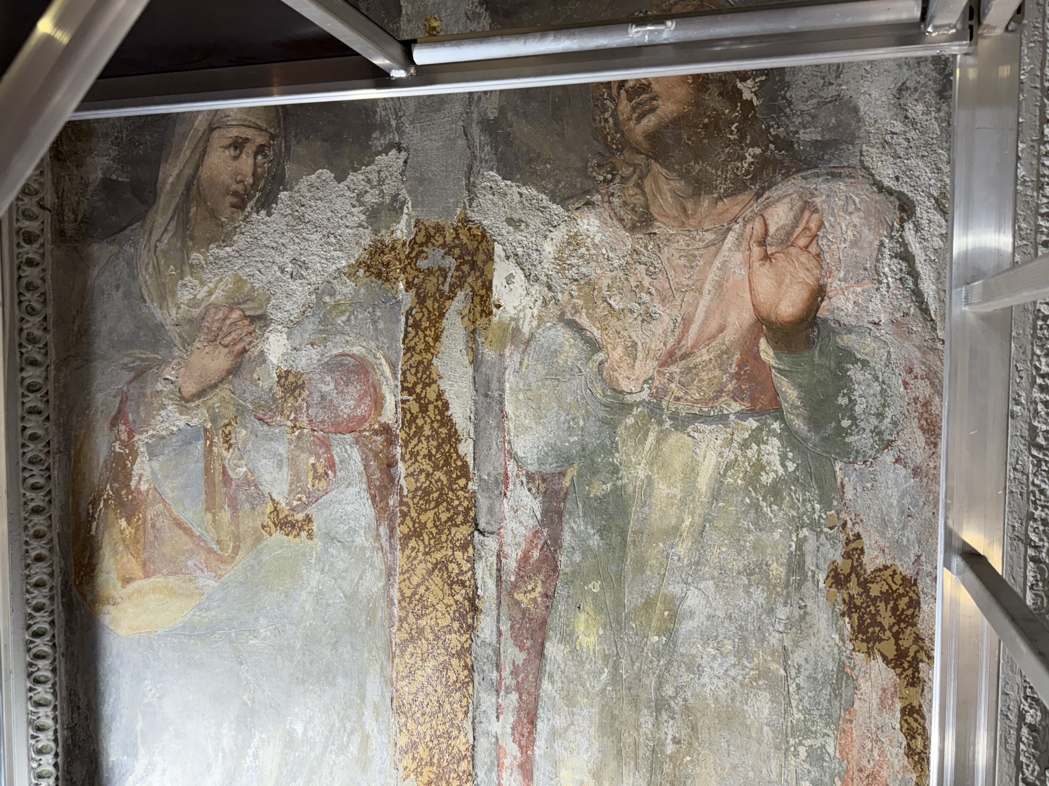 Riquadro centrale intero della Crocefissione di Pellegrino Tibaldi nel presbiterio della Chiesa di San Vincenzo a Claino, con cornice in stucco