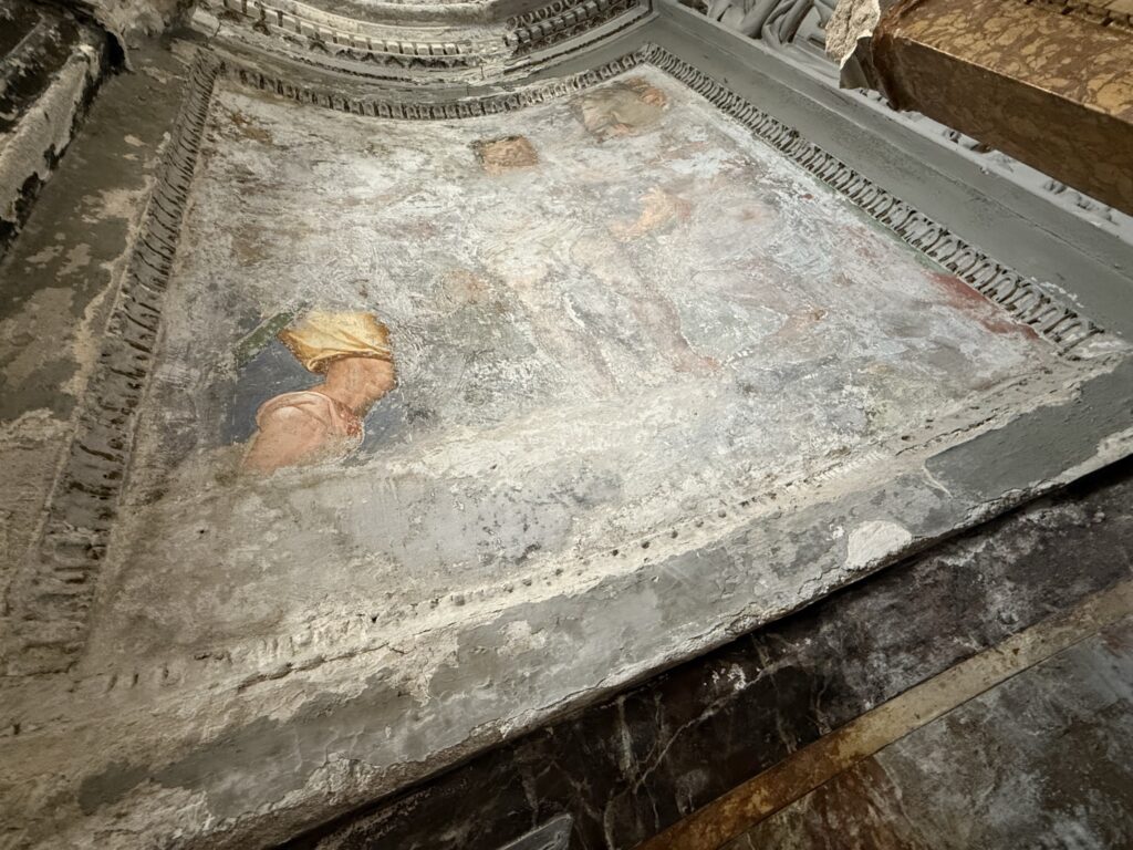 Vista ravvicinata della Vergine orante e Giovanni Evangelista del riquadro centrale, affreschi di Pellegrino Tibaldi a Claino