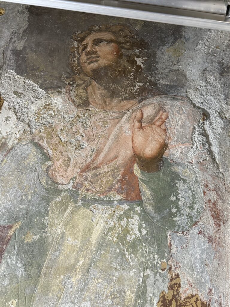 Giovanni Evangelista in piedi, particolare in alta risoluzione del riquadro centrale degli affreschi di Pellegrino Tibaldi a Claino
