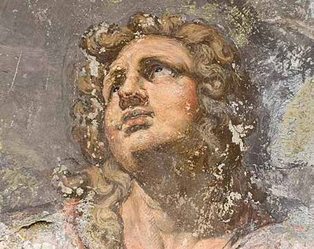 Particolare ravvicinato della Vergine orante con velo bianco, iconografia Madonna Bianca, nel riquadro centrale di Tibaldi a Claino