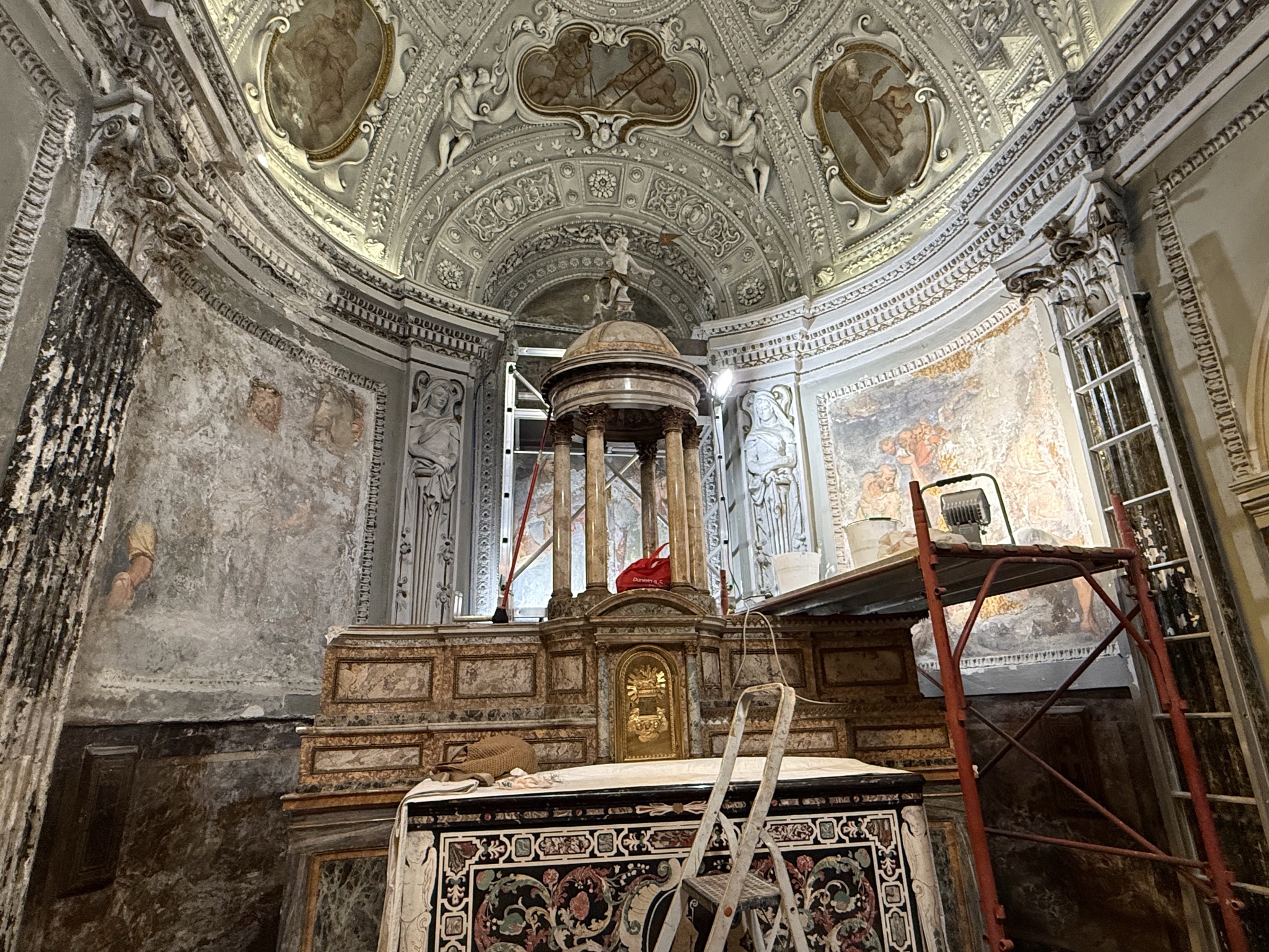 Veduta intera in alta risoluzione del presbiterio della Chiesa di San Vincenzo Martire a Claino con l'altare maggiore e le tre specchiature degli affreschi di Tibaldi