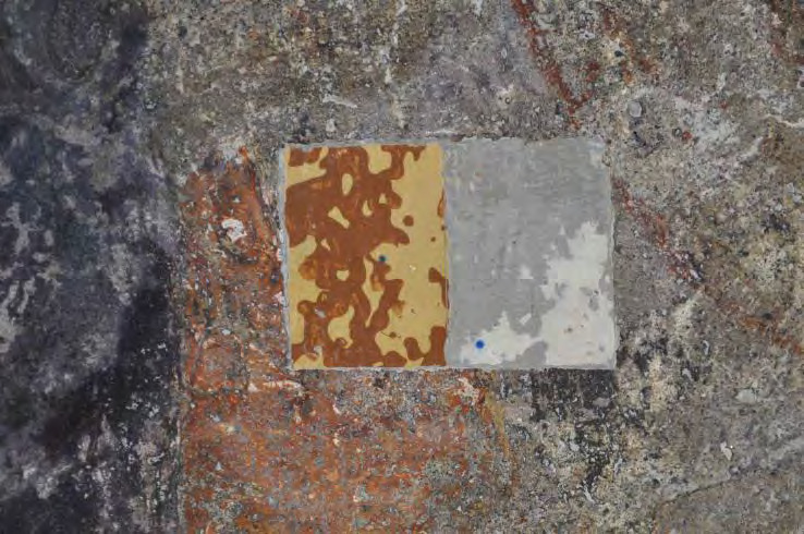Saggio stratigrafico che mostra distintamente gli strati sovrapposti sul film pittorico: tempera lavabile gialla, gesso, intonaco originale - documentazione del restauro Tovagliaro