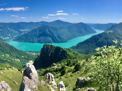 Panorama del Lago Ceresio visto dalle Cime di Noga, in Valsolda, con le acque turchesi del lago tra le montagne delle valli