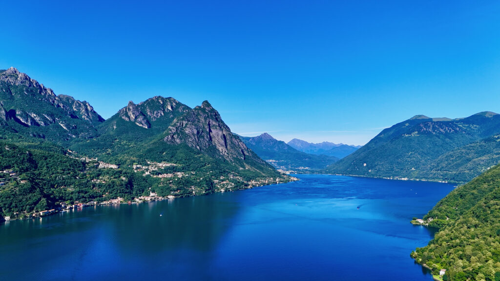 Vista aerea del Lago Ceresio tra le montagne prealpine