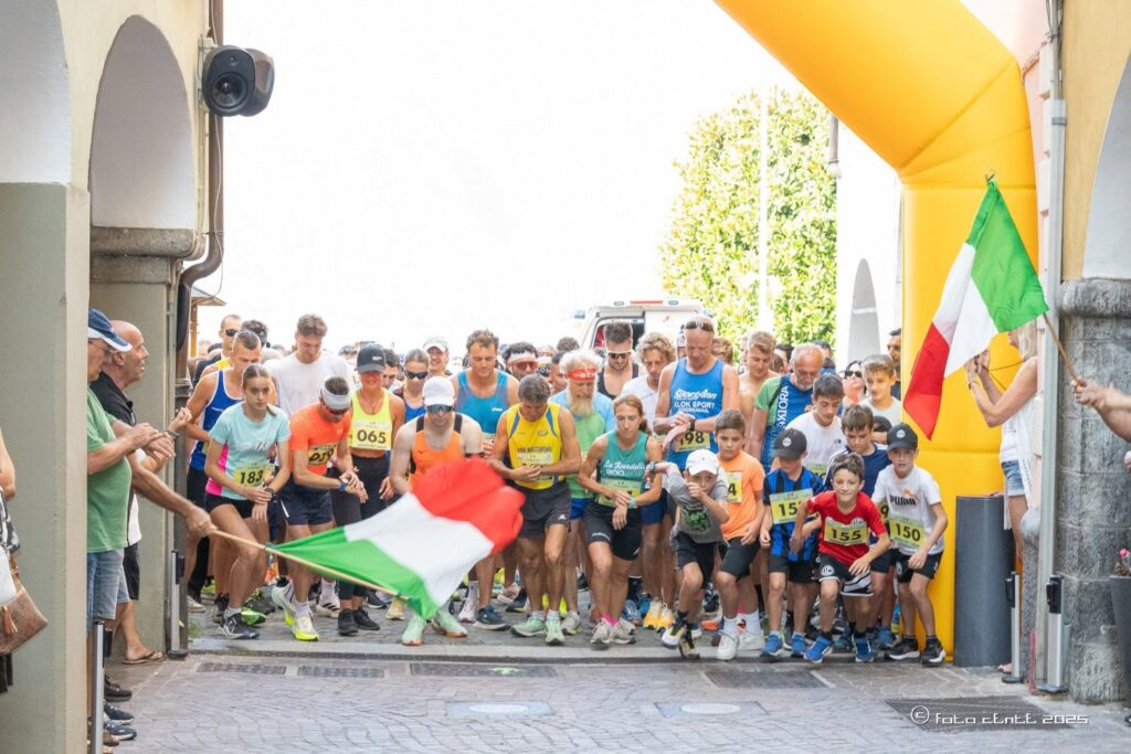 Partenza della corsa non competitiva 9 Campanili al Ferragosto sul Ceresio a Porlezza, sul Lago Ceresio