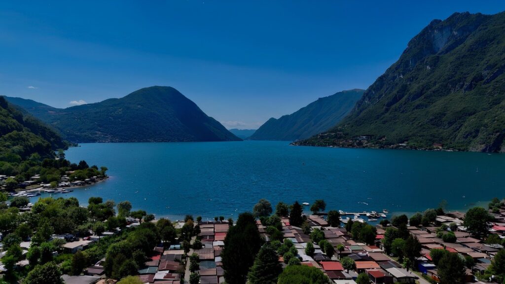 Vista aerea del Camping La Sbianca a Porlezza, affacciato sul golfo del Lago Ceresio
