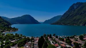 Vista aerea del Camping La Sbianca a Porlezza, affacciato sul golfo del Lago Ceresio