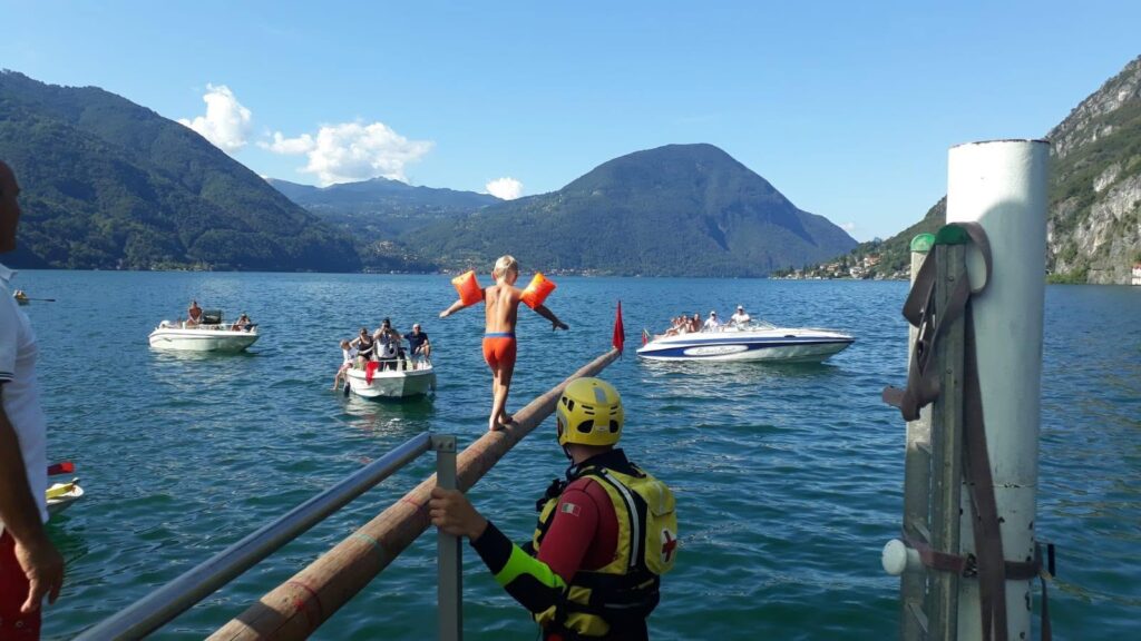 Palo della cuccagna sul lago durante la Festa di San Rocco a Porlezza, sul Lago Ceresio