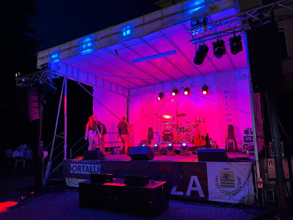 Concerto dal vivo sul palco al Festival della Musica di Porlezza, sul Lago Ceresio