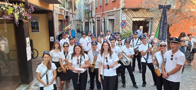 La Filarmonica Santa Cecilia di Porlezza in divisa con gli strumenti