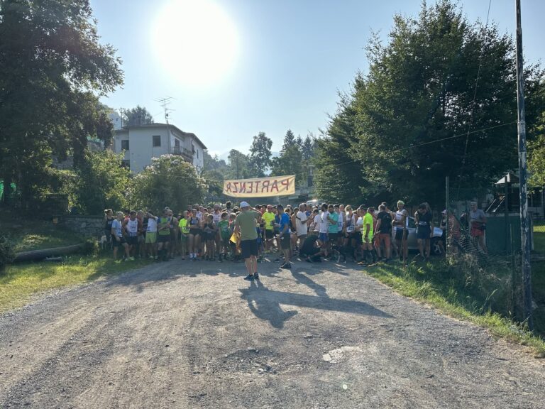 Partenza della Passeggiata Fogazzariana al campo sportivo di Loggio, Valsolda
