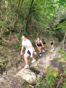 Partecipanti nel bosco lungo il percorso della Passeggiata Fogazzariana in Valsolda