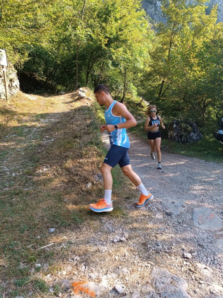 Concorrenti lungo i sentieri della Valsolda durante la Passeggiata Fogazzariana